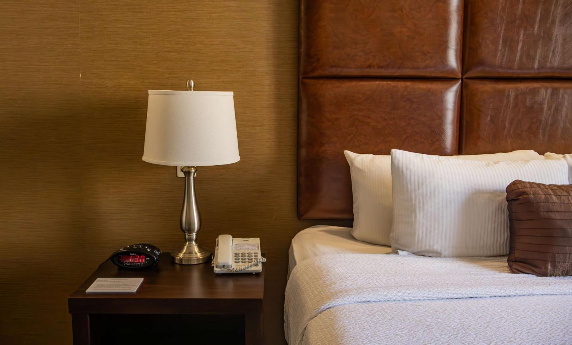 Best Western Premier Monterrey Aeropuerto Apodaca Ngoại thất bức ảnh A lamp on a nightstand