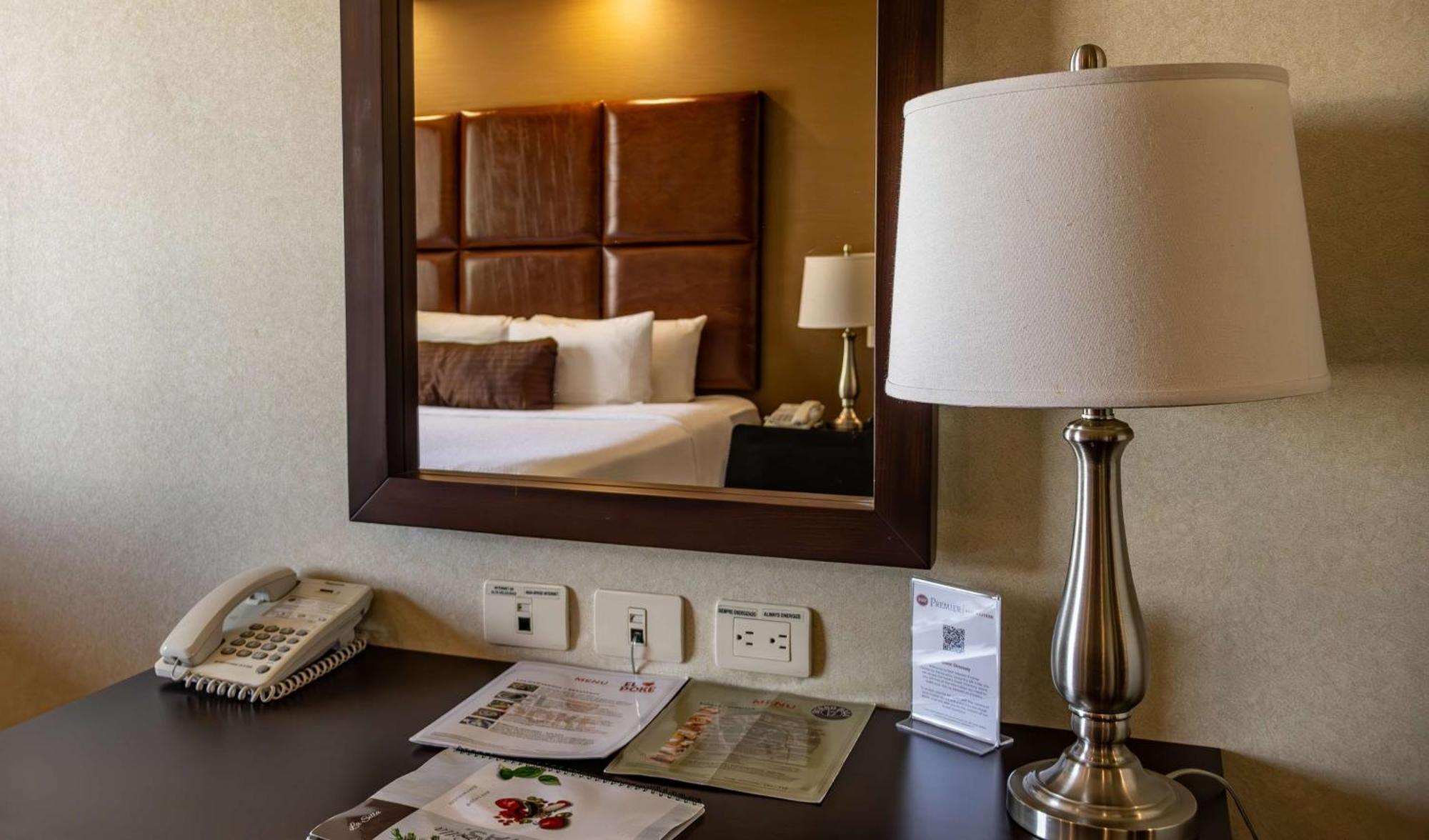 Best Western Premier Monterrey Aeropuerto Apodaca Ngoại thất bức ảnh A lamp on a bedside table