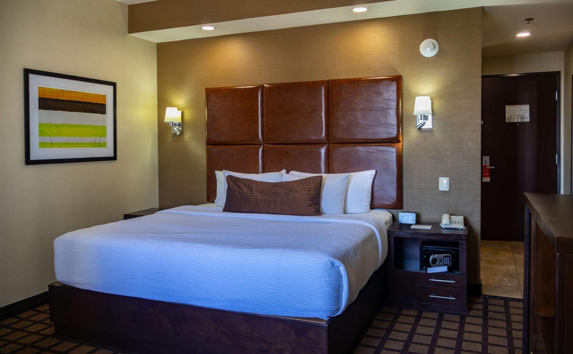 Best Western Premier Monterrey Aeropuerto Apodaca Ngoại thất bức ảnh A typical room at the Hilton Garden Inn