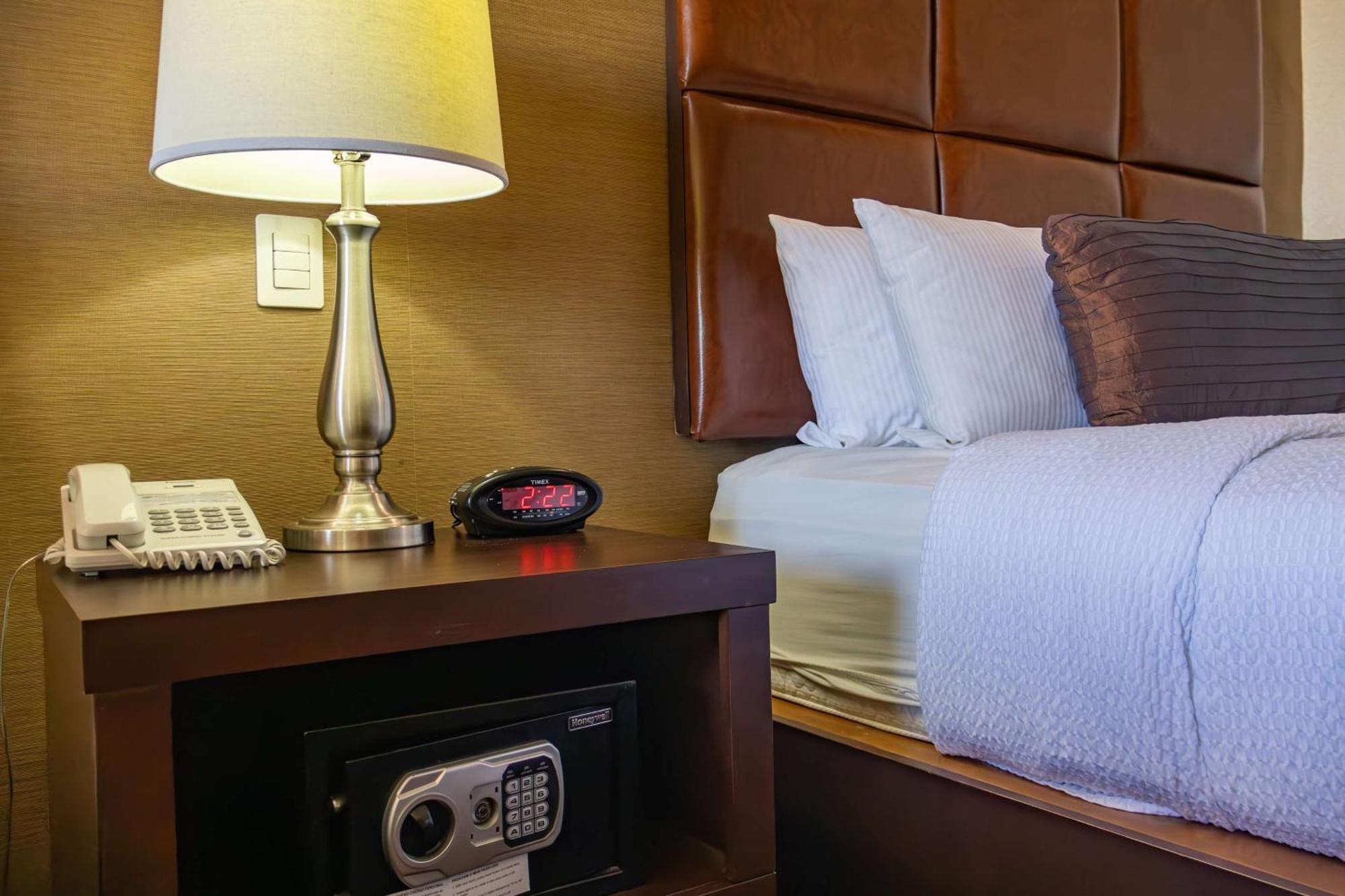 Best Western Premier Monterrey Aeropuerto Apodaca Ngoại thất bức ảnh A safe in a hotel room