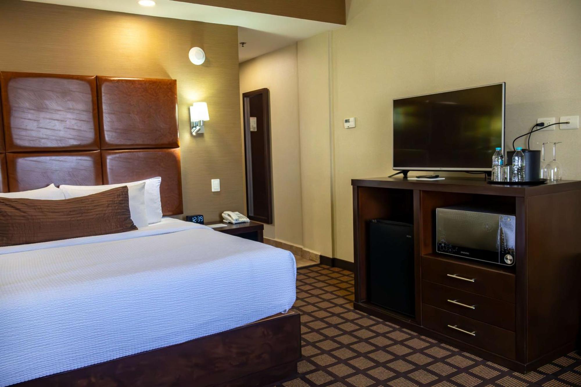 Best Western Premier Monterrey Aeropuerto Apodaca Ngoại thất bức ảnh A room at the Hilton Garden Inn in San Francisco