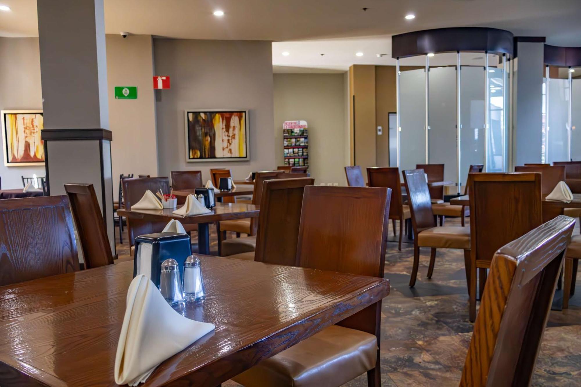 Best Western Premier Monterrey Aeropuerto Apodaca Ngoại thất bức ảnh The restaurant
