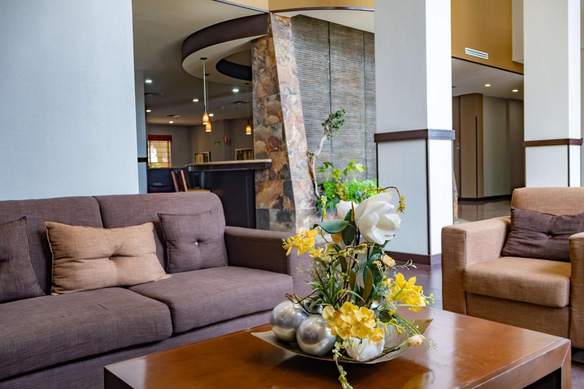 Best Western Premier Monterrey Aeropuerto Apodaca Ngoại thất bức ảnh Lobby