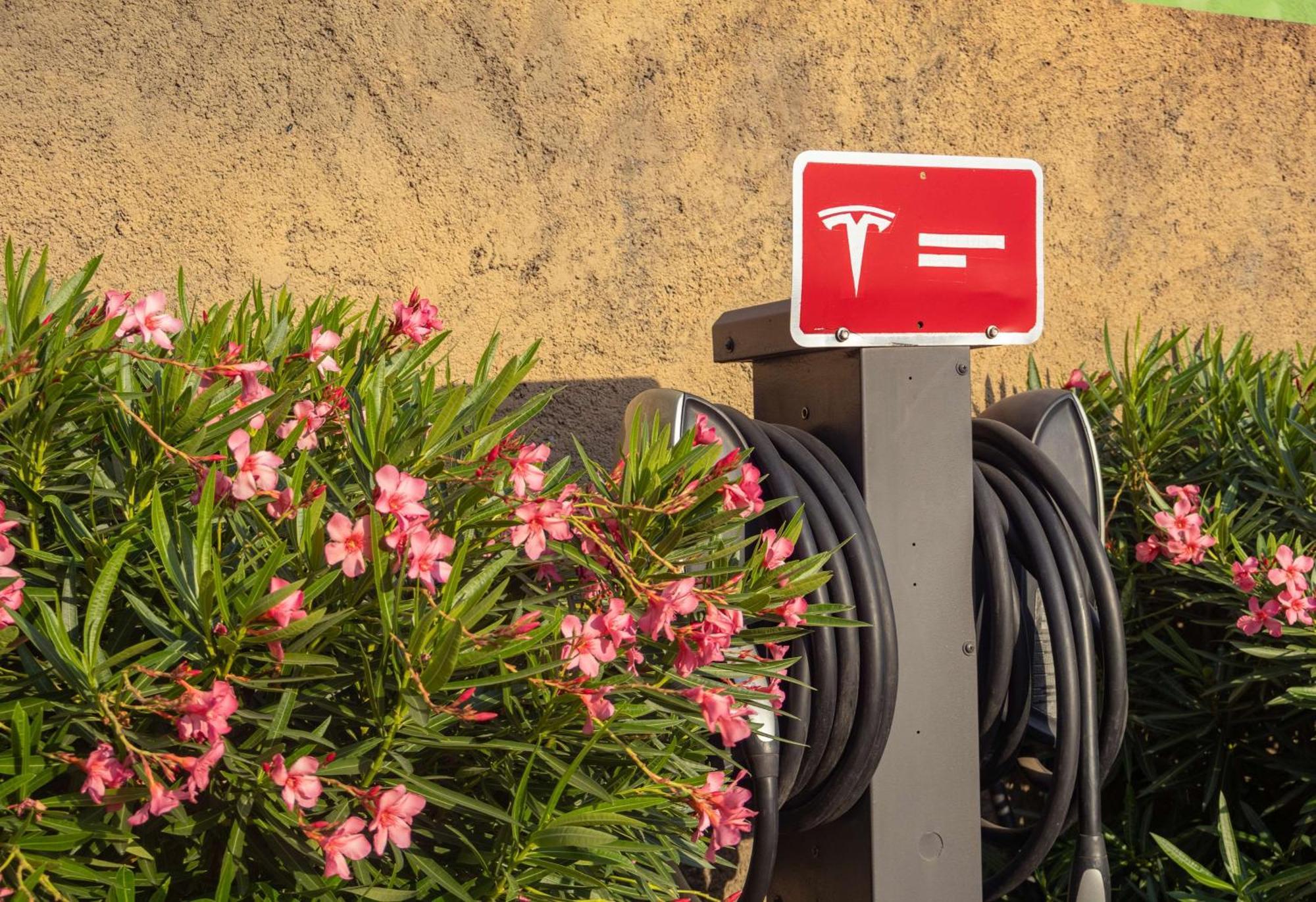 Best Western Premier Monterrey Aeropuerto Apodaca Ngoại thất bức ảnh Tesla Supercharger station in Spain