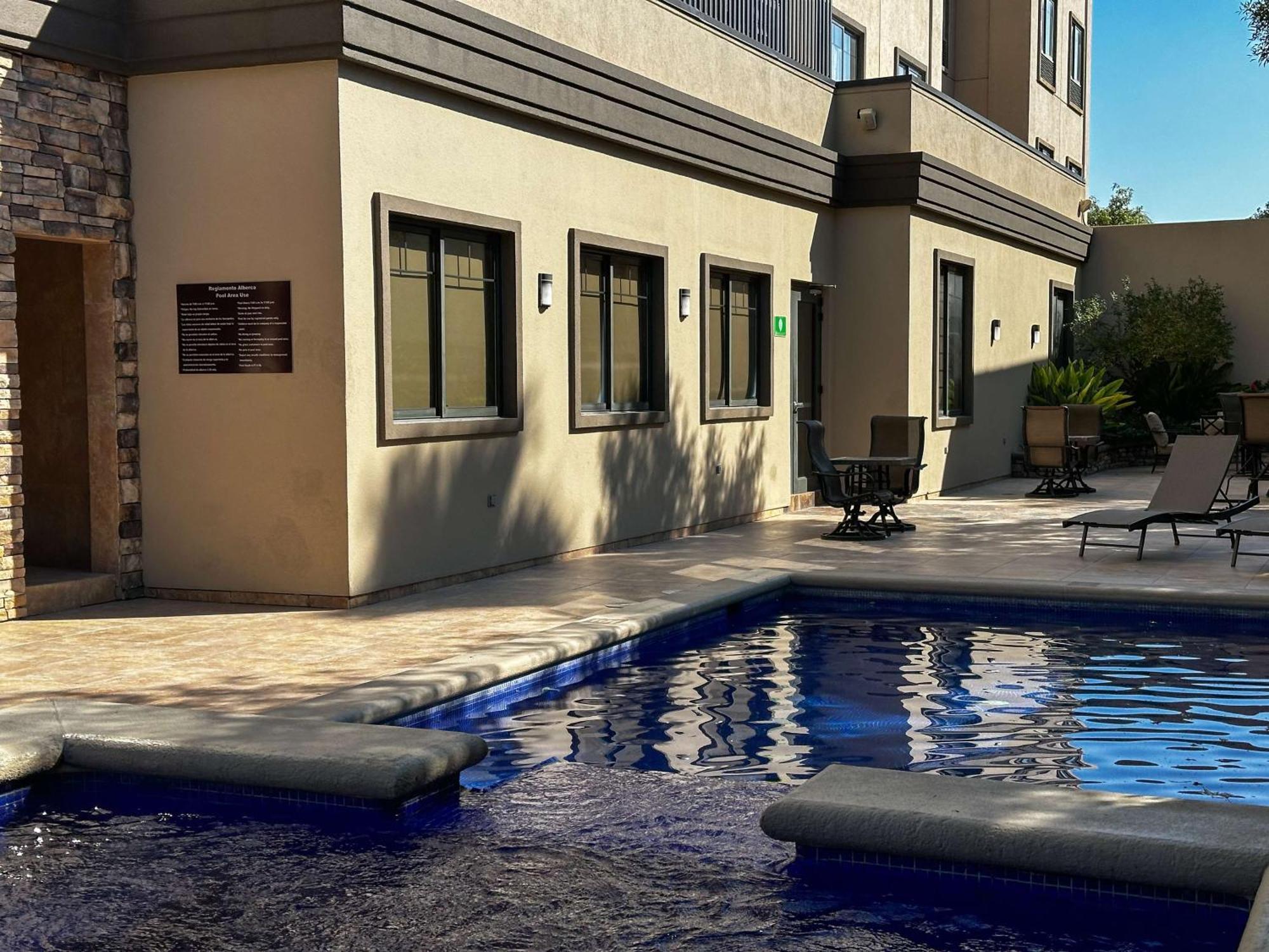 Best Western Premier Monterrey Aeropuerto Apodaca Ngoại thất bức ảnh The pool at the hotel