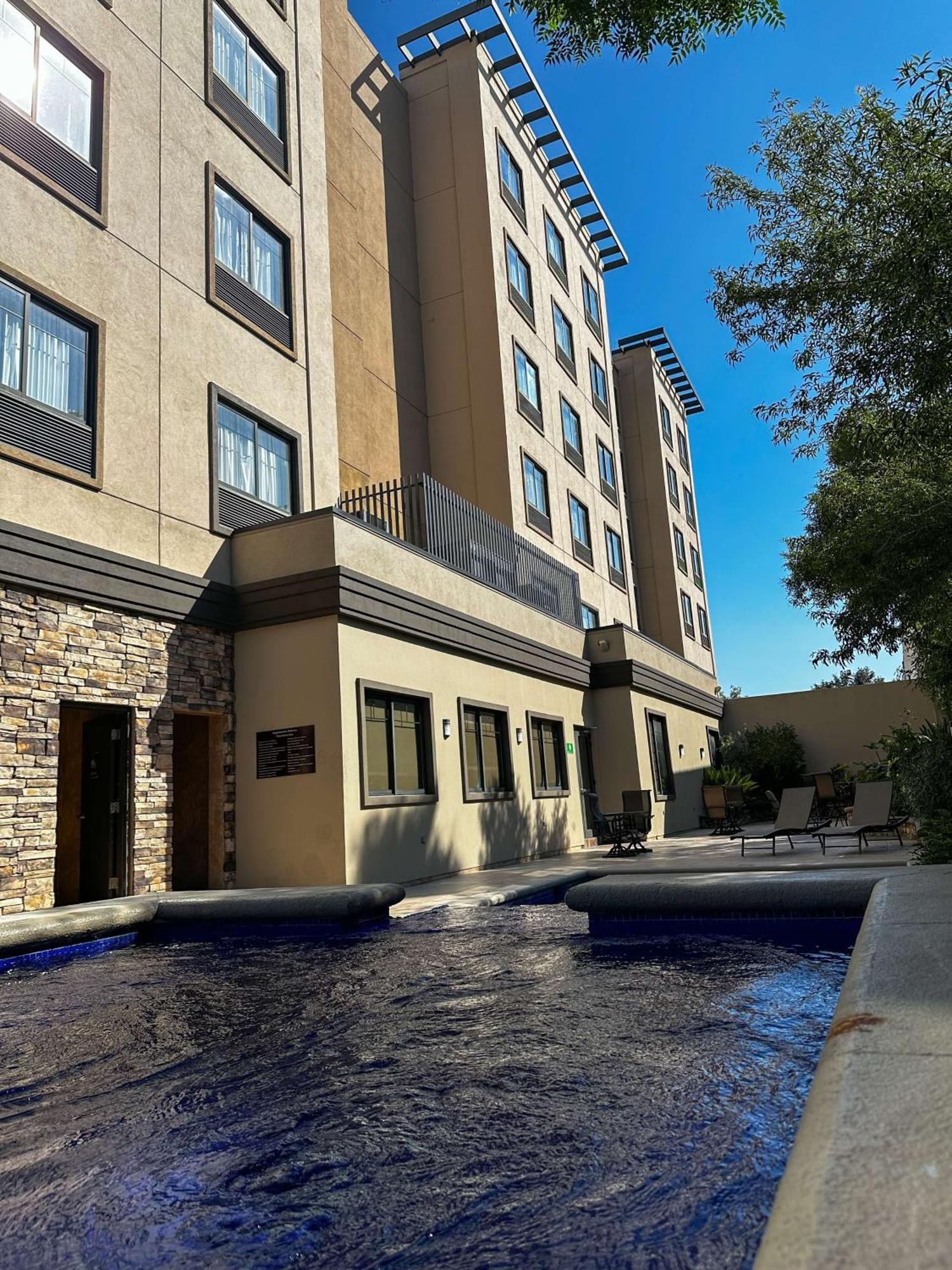 Best Western Premier Monterrey Aeropuerto Apodaca Ngoại thất bức ảnh The hotel's exterior