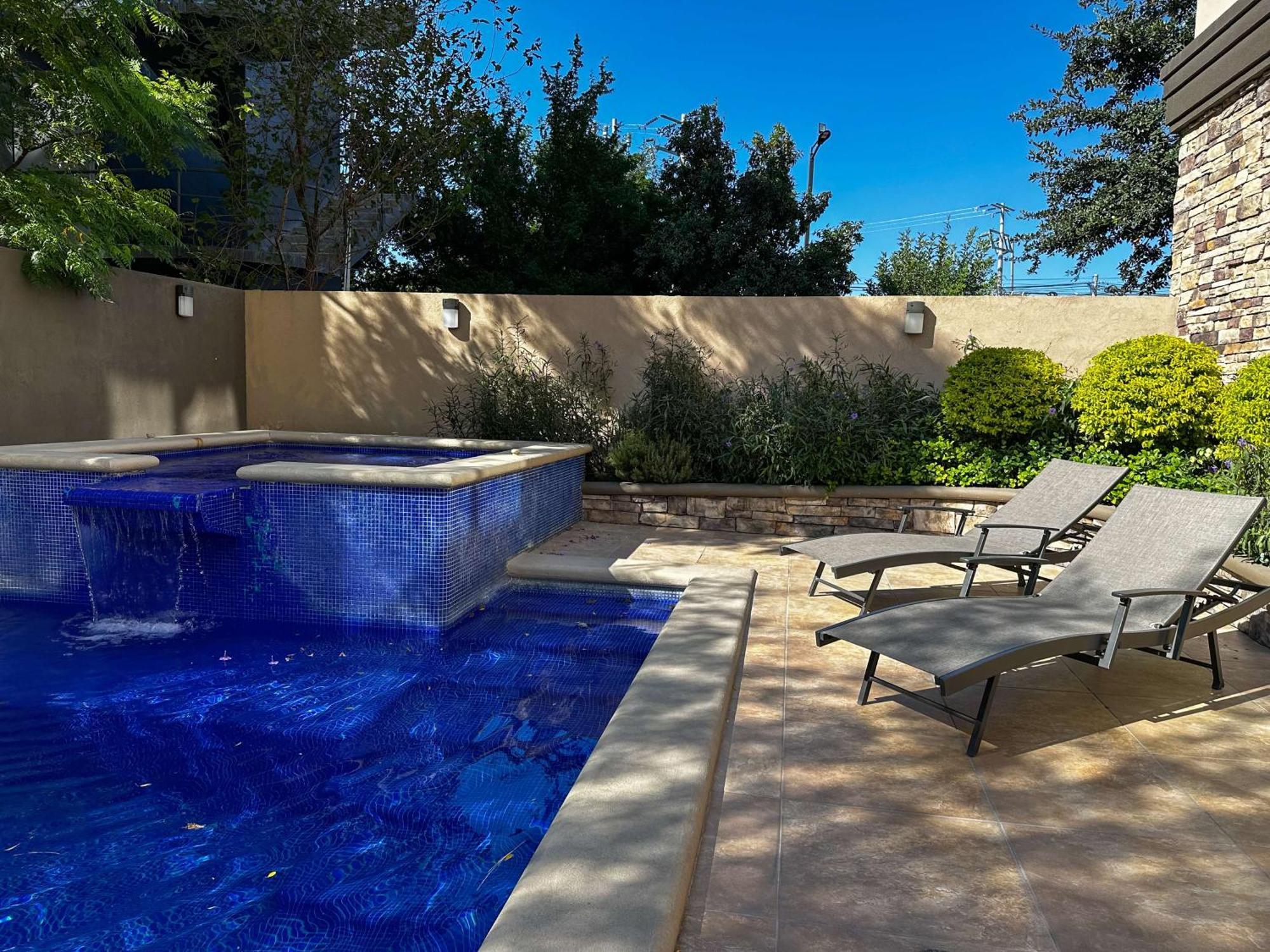 Best Western Premier Monterrey Aeropuerto Apodaca Ngoại thất bức ảnh A pool at the Four Seasons Hotel in Los Angeles