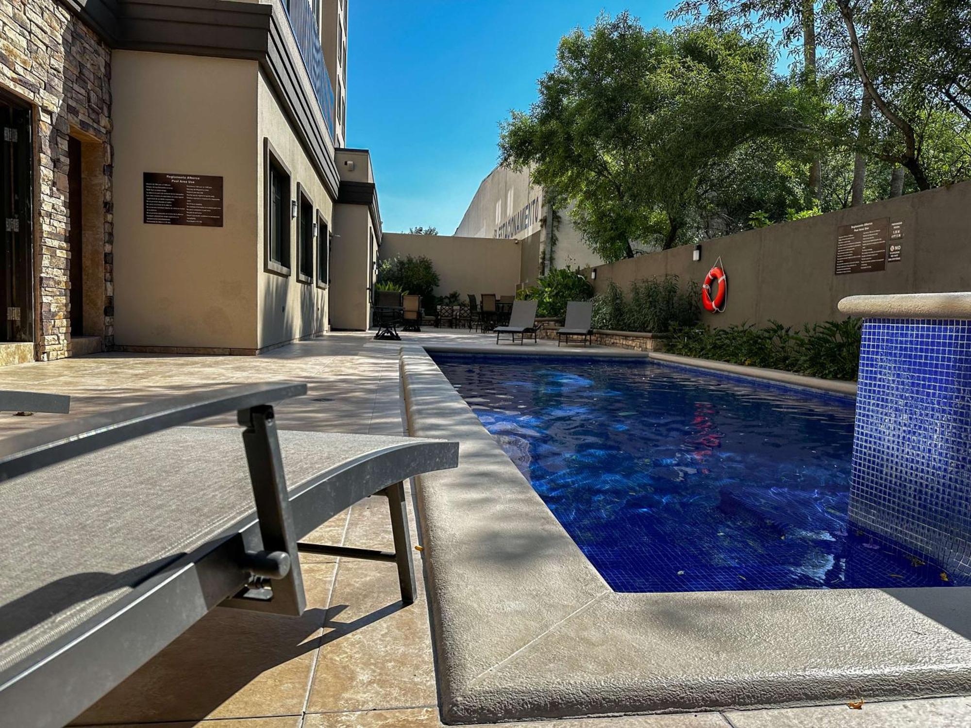 Best Western Premier Monterrey Aeropuerto Apodaca Ngoại thất bức ảnh Swimming pool at the hotel